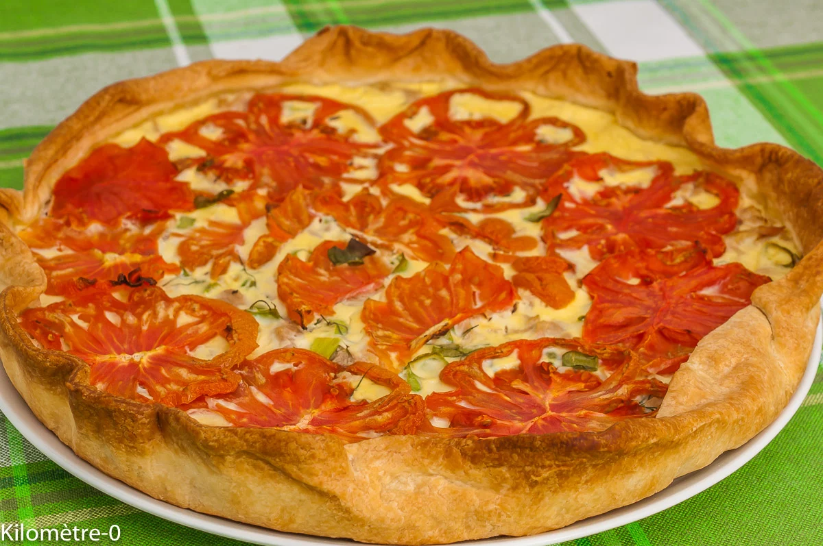 Photo de recette de tarte salé, tomate, thon, été, herbes, facile, pâte feuilletée, bio, Kilomètre-0, blog de cuisine réalisée à partir de produits de saison et issus de circuits courts