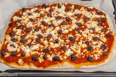 Photo de recette de pizza, olives, fêta, fromage, végétarienne, végé, heathy, bio de Kilomètre-0, blog de cuisine réalisée à partir de produits de saison et issus de circuits courts