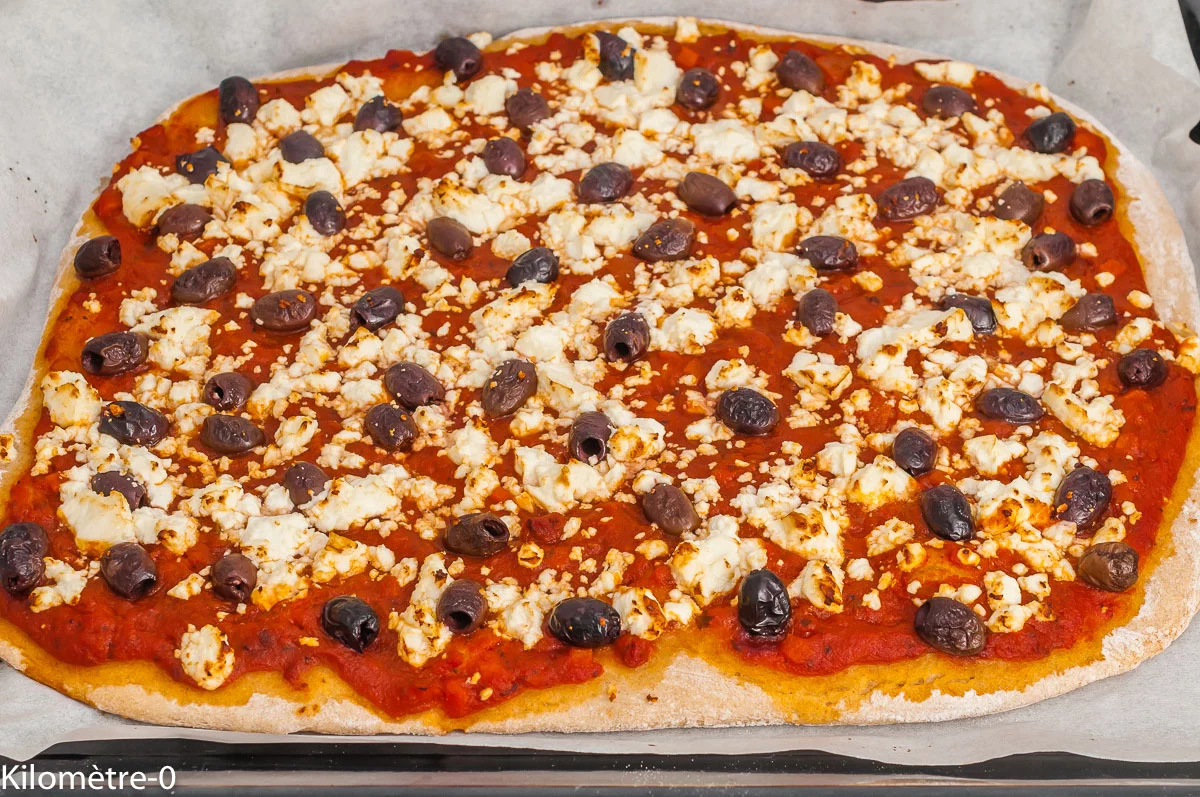 Photo de recette de pizza, olives, fêta, fromage, végétarienne, végé, heathy, bio de Kilomètre-0, blog de cuisine réalisée à partir de produits de saison et issus de circuits courts