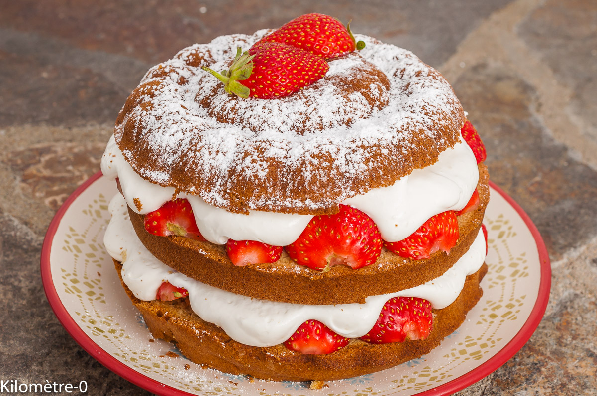 Gâteau d'anniversaire à la crème et aux fruits frais