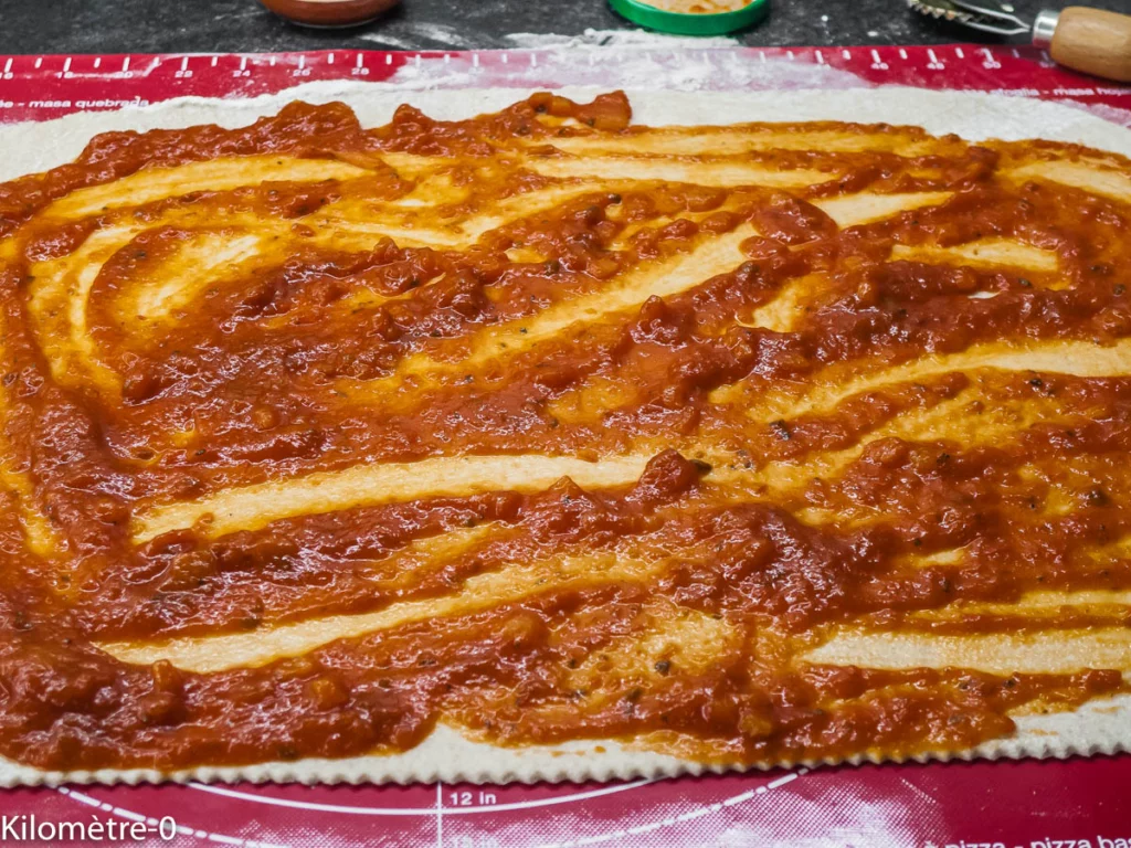 Pizza au thon, olives et fromage - Étape 3