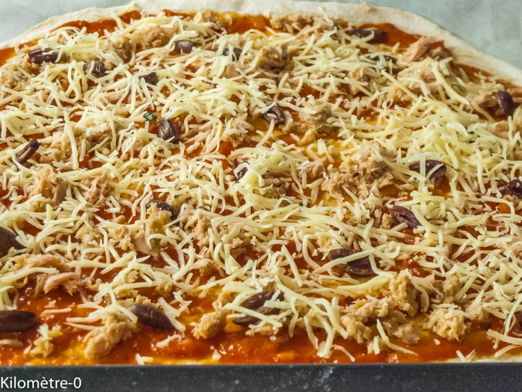 Pizza au thon, olives et fromage - Étape 5