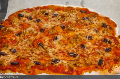 Photo de recette de pizza, maison, thon, olives, fromage, facile, healthy, Kilomètre-0, blog de cuisine réalisée à partir de produits de saison et issus de circuits courts