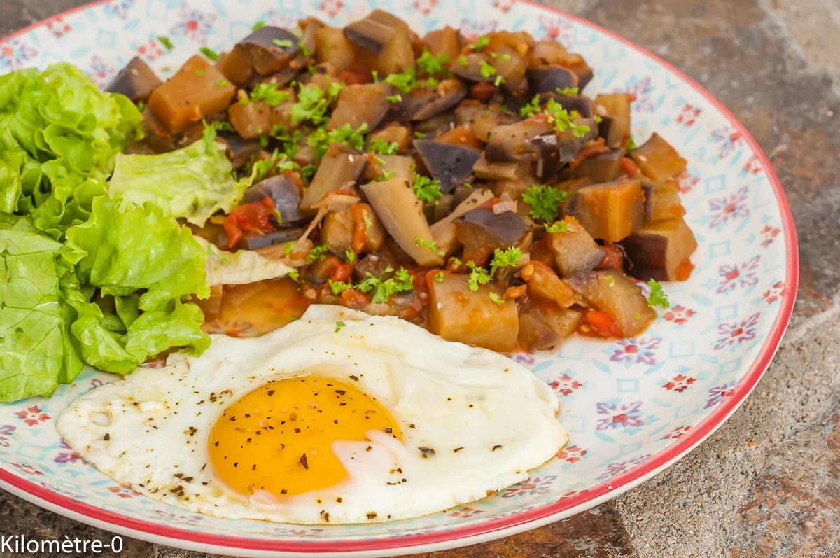 Photo de recette de bhujïa d'aubergines , oeuf, cuisine indienne, Inde, végétarien, healthy, facile, été, automne, légumes, Kilomètre-0, blog de cuisine réalisée à partir de produits de saison et issus de circuits courts