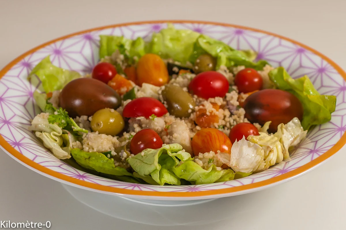 Photo de recette de salade de semoule, tomates, olives, haricots verts, cuisine végétarienne, healthy, bio, facile, léger, été, automne Kilomètre-0, blog de cuisine réalisée à partir de produits de saison et issus de circuits courts