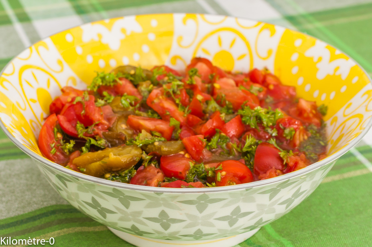 Photo de recette de salade, salade composée, salade d'été, poivrons grillés, légumes, tomates, bio,  Maroc, cuisine marocaine, cuisine végétarienne, healthy, légère, rapide, facile, Kilomètre-0, blog de cuisine réalisée à partir de produits de saison et issus de circuits courts