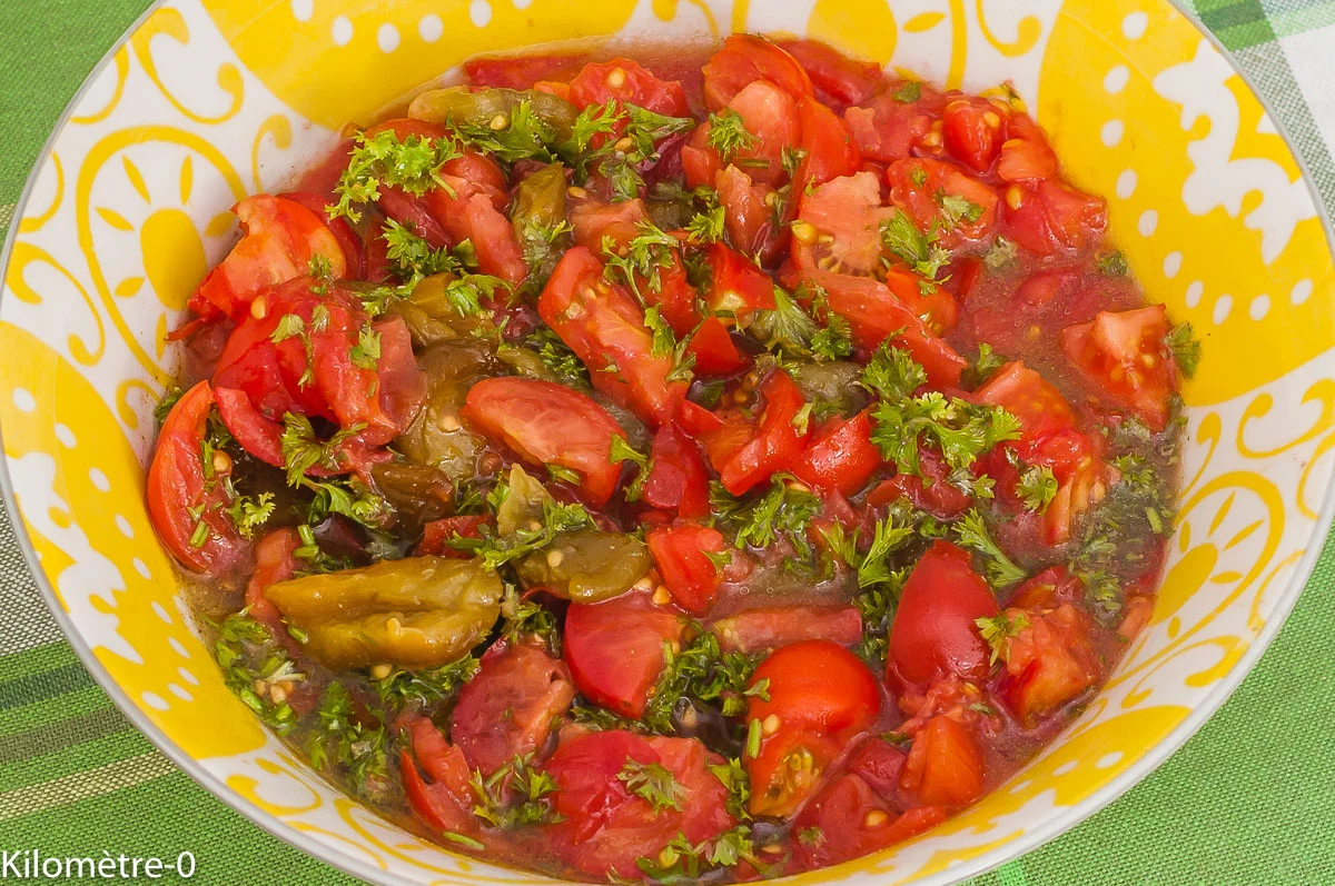 Photo de recette de salade, salade composée, salade d'été, poivrons grillés, légumes, tomates, bio, Maroc, cuisine marocaine, cuisine végétarienne, healthy, légère, rapide, facile, Kilomètre-0, blog de cuisine réalisée à partir de produits de saison et issus de circuits courts