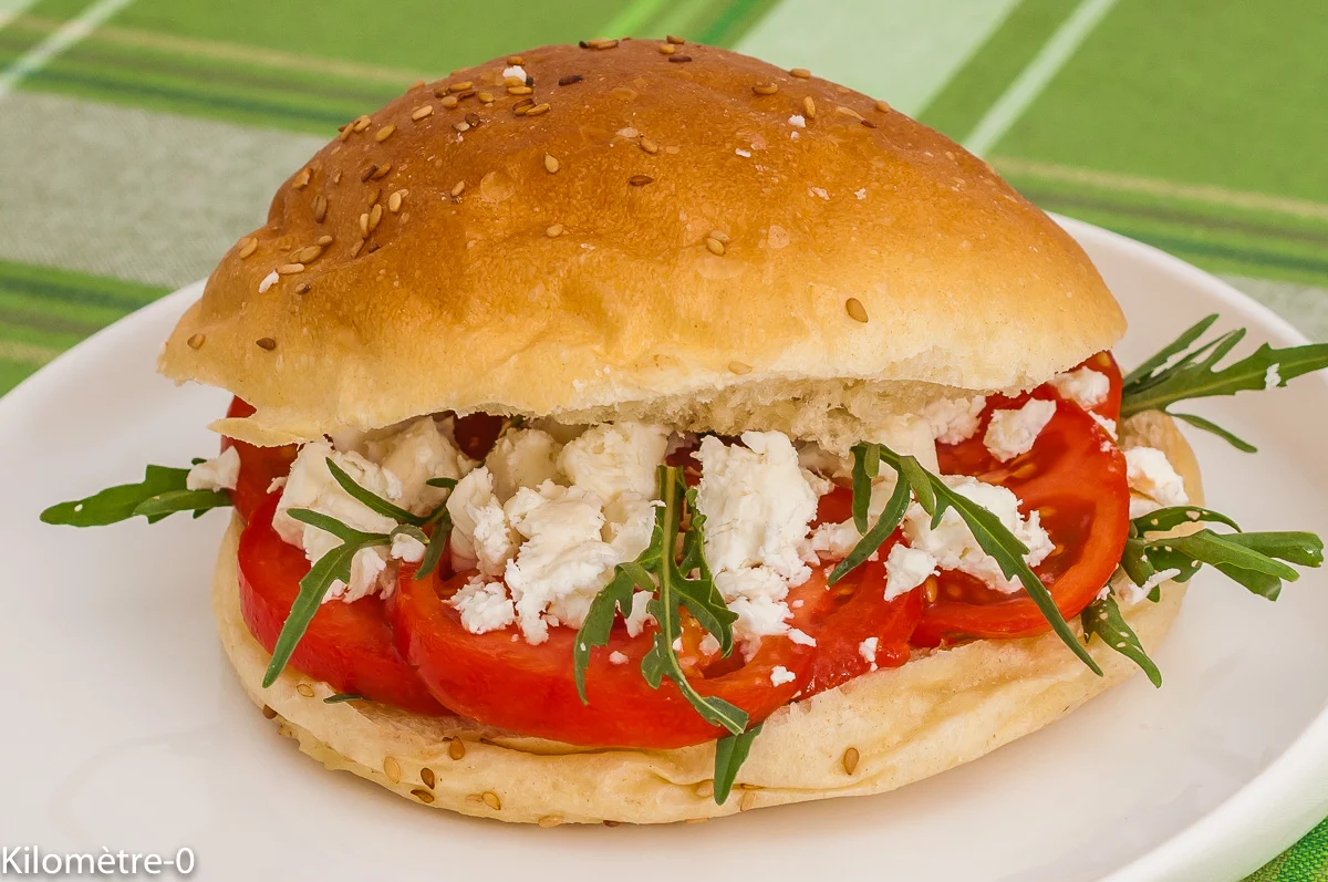 Photo de recette de burger végétarien, tomates, anciennes, fêta, healthy, été, légumes, fromage, Kilomètre-0, blog de cuisine réalisée à partir de produits de saison et issus de circuits courts