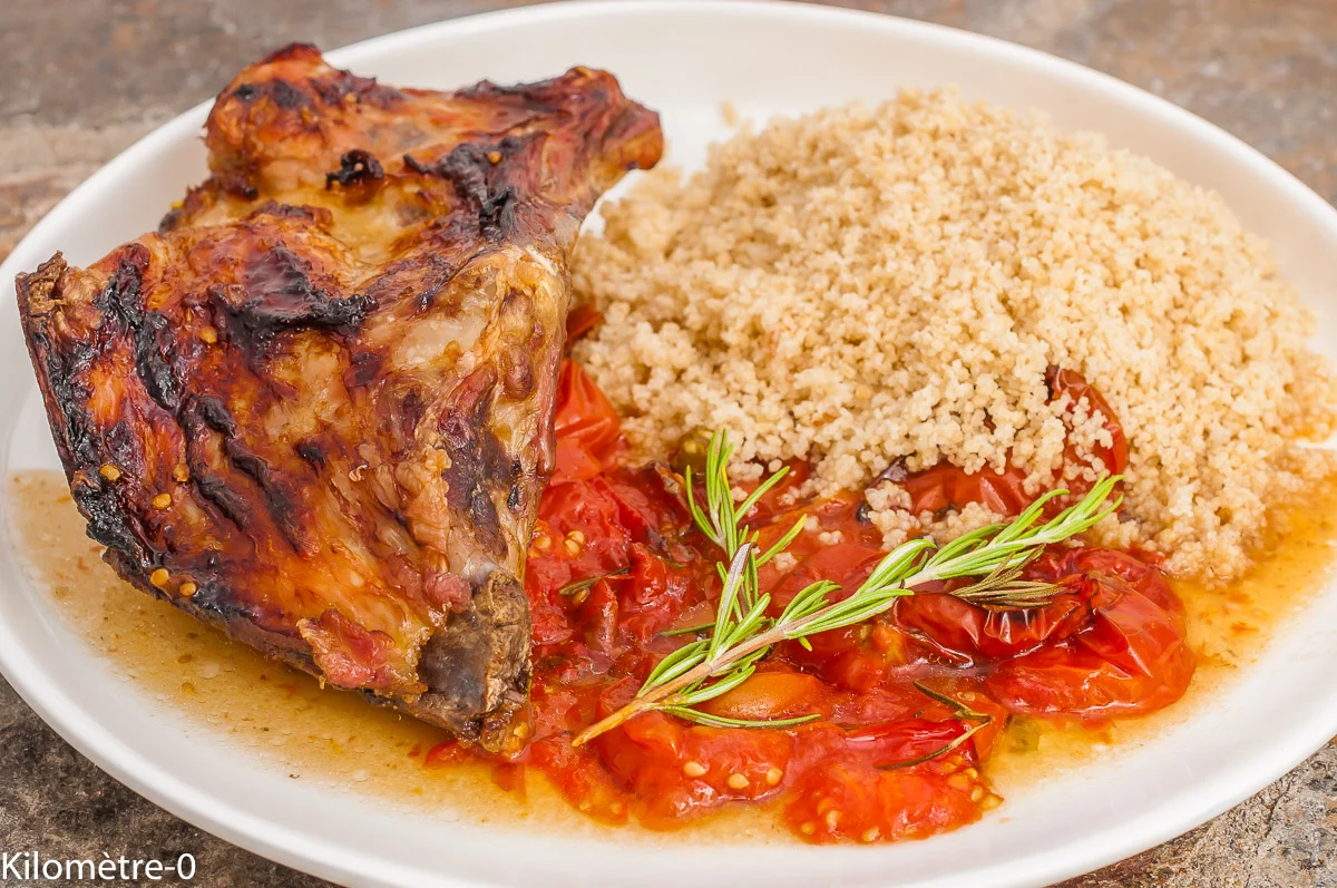 Photo de recette de travers de porc, spare ribs, marinade, miel, citron, tomates, estivale, été, facile, économique, Kilomètre-0, blog de cuisine réalisée à partir de produits de saison et issus de circuits courts