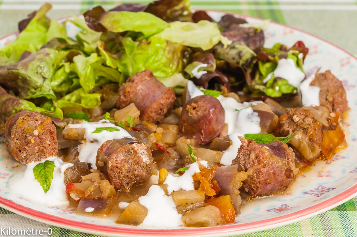 Photo de recette de merguez, boeuf, aubergines, yaourt, tomates, poêlées, cocotte, bio facile, rapide, mijoté, Kilomètre-0, blog de cuisine réalisée à partir de produits de saison et issus de circuits courts