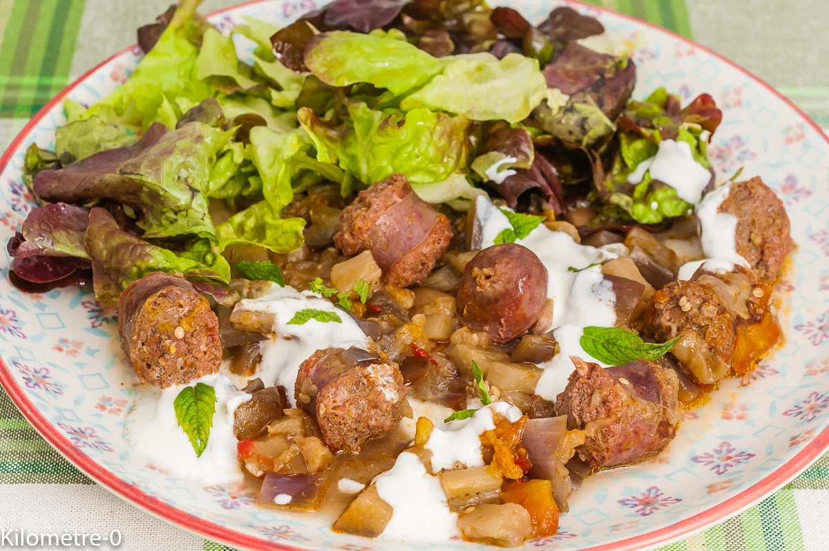 Photo de recette de merguez, boeuf, aubergines, yaourt, tomates, poêlées, cocotte, bio facile, rapide, mijoté, Kilomètre-0, blog de cuisine réalisée à partir de produits de saison et issus de circuits courts