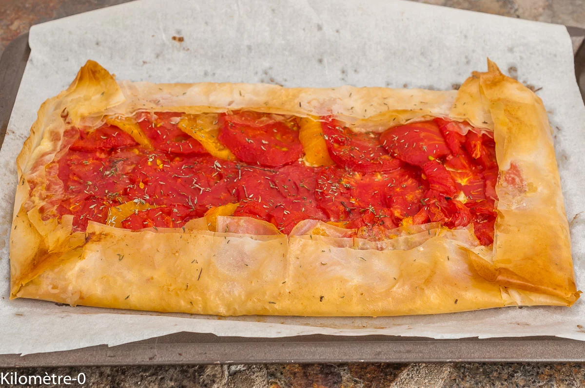 Photo de recette de tarte à la tomate, feuilles de filo, briks, brick, facile, tarte salée, moutarde, rapide, léger, légumes, été, automne, Kilomètre-0, blog de cuisine réalisée à partir de produits de saison et issus de circuits courts