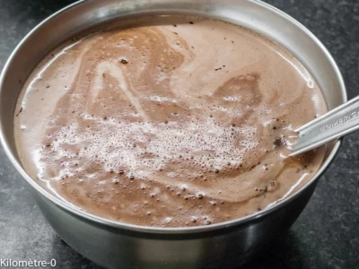Sbriciolata au chocolat : étape 3 — Quand le lait est sur le point de bouillir, versez-le sur la préparation au chocolat.