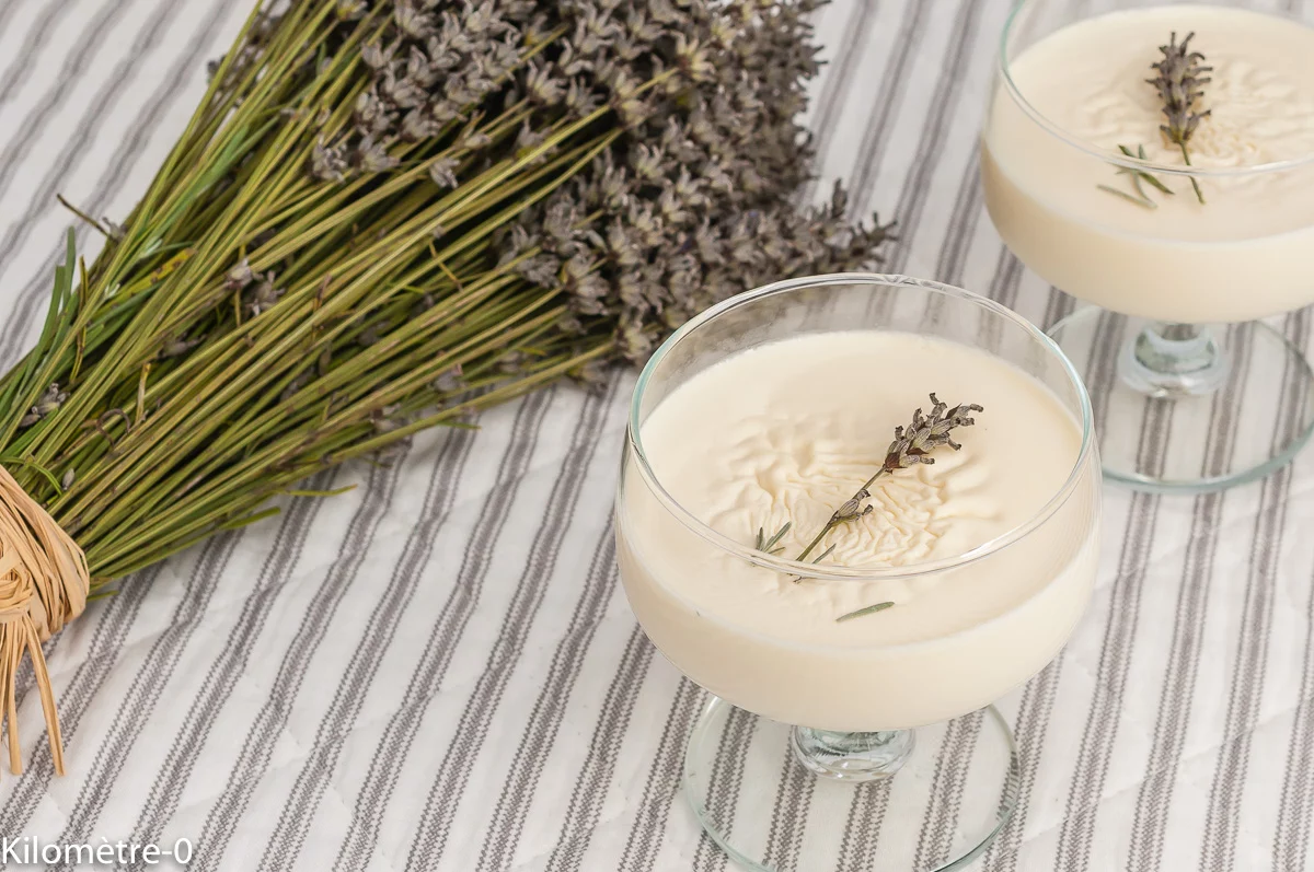 Photo de recette de panna cotta, lavande, lait, laitage, facile, rapide, bon marché, économique, bio de Kilomètre-0, blog de cuisine réalisée à partir de produits de saison et issus de circuits courts