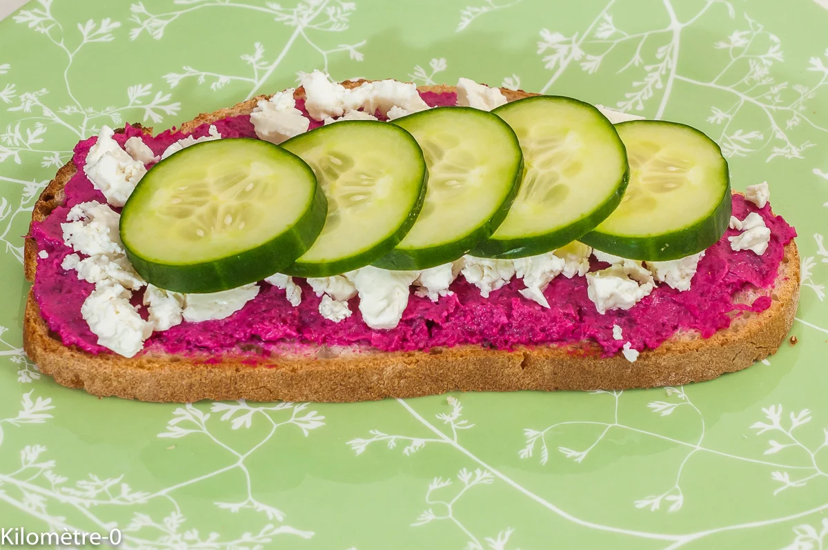 Photo de recette de houmous, betterave, tartine, fêta, bruchetta, facile, bio, léger, végétarien, healthy de Kilomètre-0, blog de cuisine réalisée à partir de produits de saison et issus de circuits courts