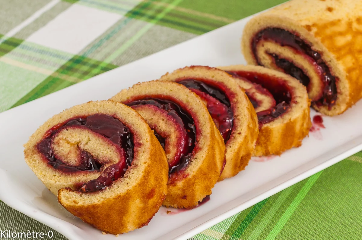 Photo de recette de bûche, biscuit roulé, confiture, fruits rouges, facile, Noël, les 4 saisons, Kilomètre-0, blog de cuisine réalisée à partir de produits de saison et issus de circuits courts