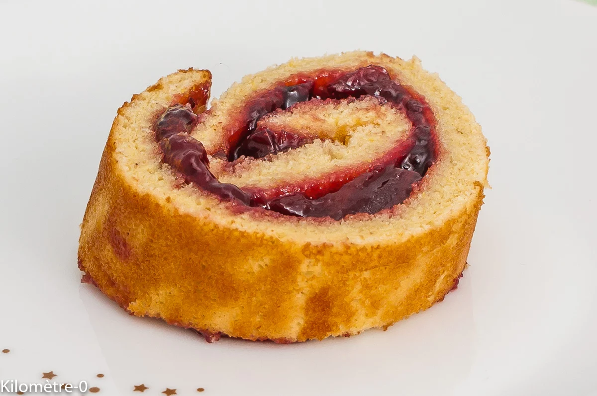 Photo de recette de biscuit roulé, confiture, fruits rouges, dessert, facile, les 4 saisons, bio de Kilomètre-0, blog de cuisine réalisée à partir de produits de saison et issus de circuits courts