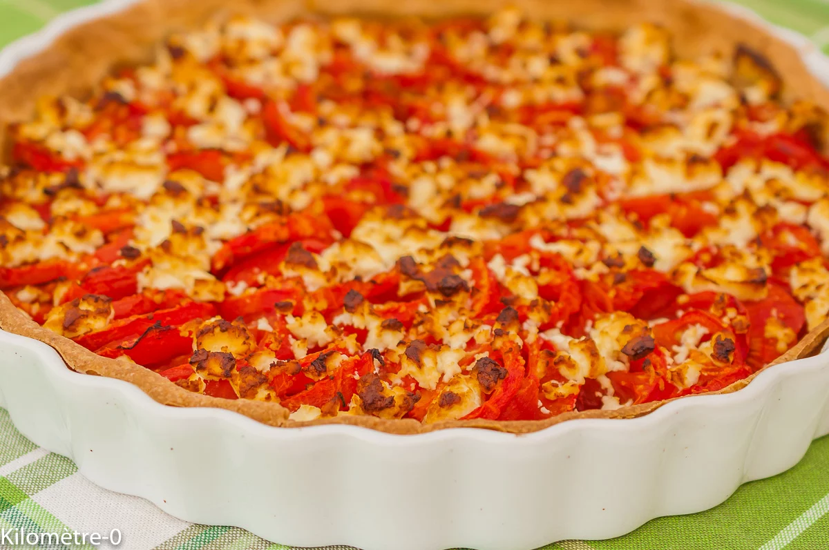 Photo de recette de tarte salée, tomates, moutarde, fromage, fêta, végétarien, pâte brisée, croustillante, légumes, healthy, bio de Kilomètre-0, blog de cuisine réalisée à partir de produits de saison et issus de circuits courts