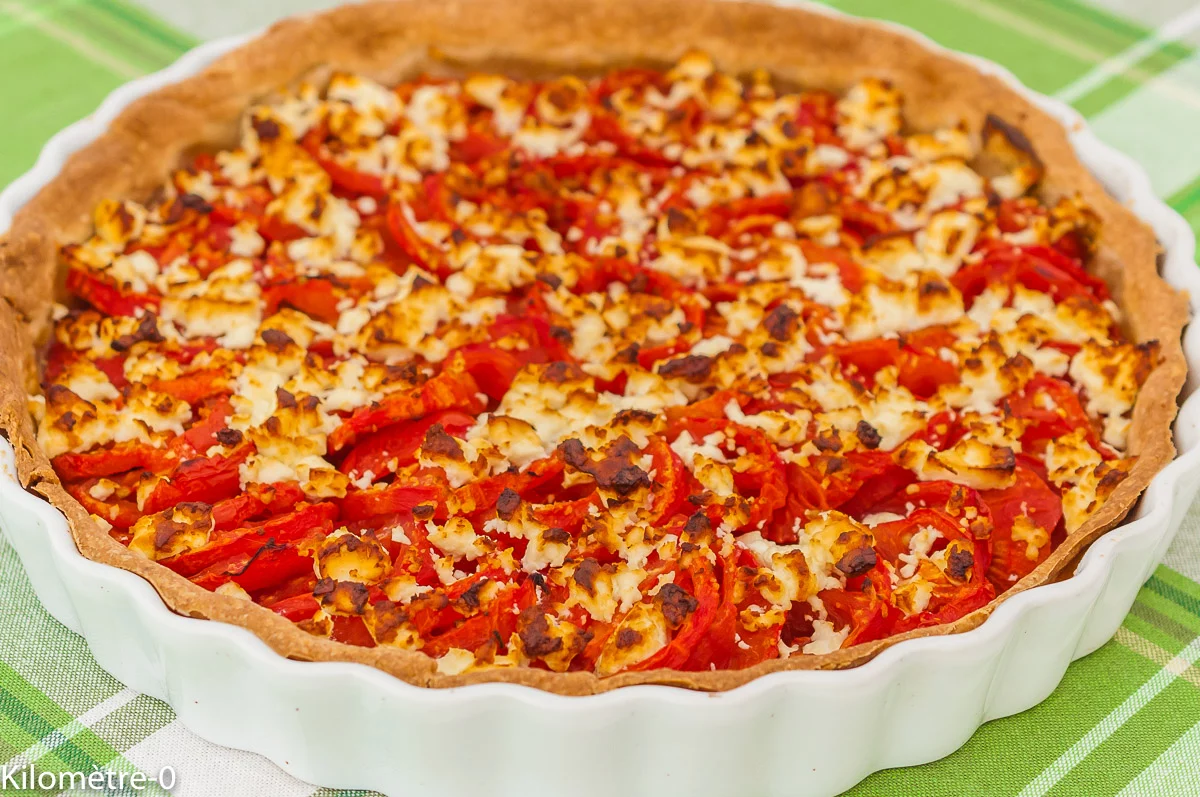 Photo de recette de tarte salée, tomates, moutarde, fromage, fêta, végétarien, pâte brisée, croustillante, légumes, healthy, bio de Kilomètre-0, blog de cuisine réalisée à partir de produits de saison et issus de circuits courts
