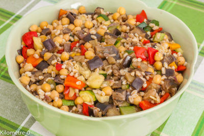 Photo de recette  anti inflammatoire, salade, salade complète, végétarienne, blé, pois chiches, légumes d'été, automne, aubergines, courgettes, poivrons, facile, économique, pas cher, bio, sain, Kilomètre-0, blog de cuisine réalisée à partir de produits de saison et issus de circuits courts