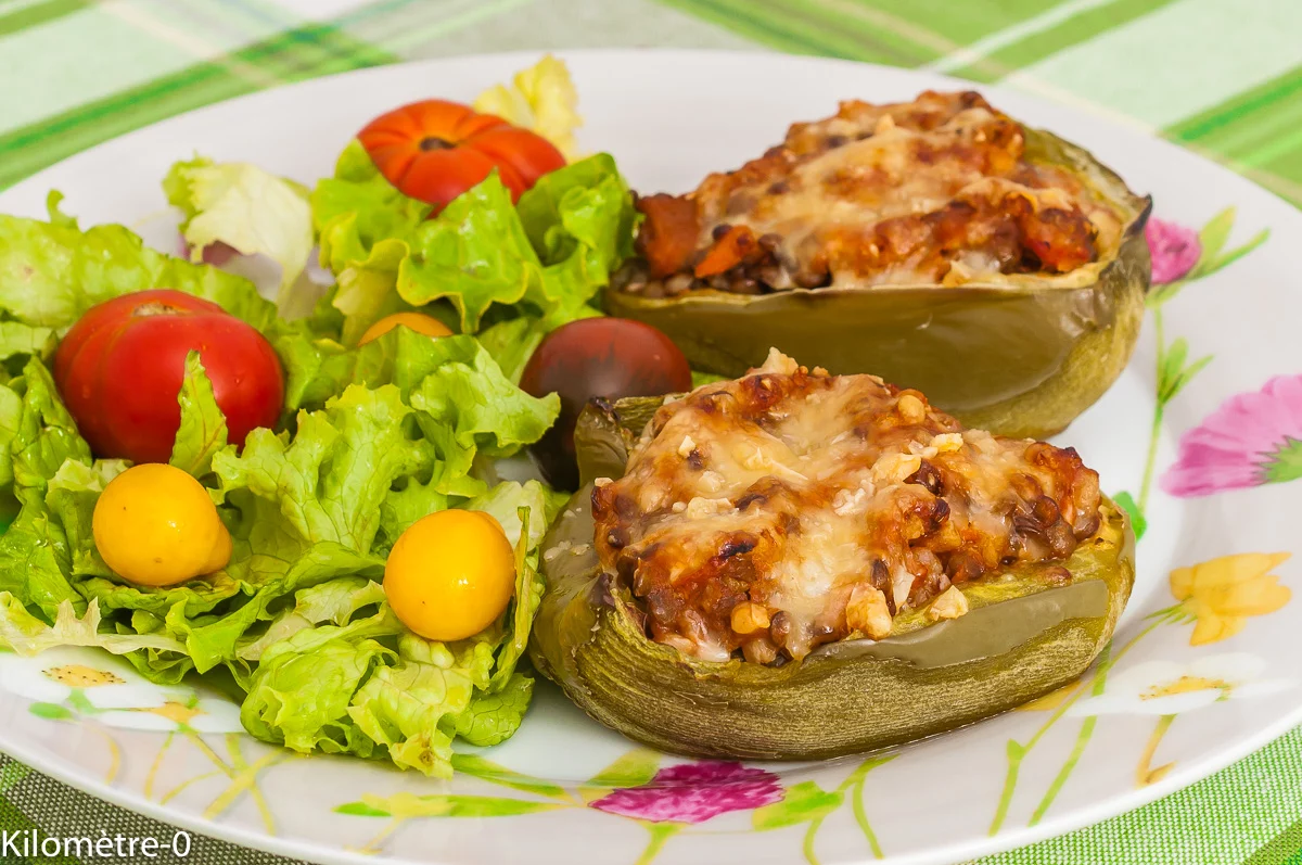 Photo de recette végétarienne, healthy, légume farci, poivrons farcis, légumineuse, céréale, tomate, fromage, Kilomètre-0, blog de cuisine réalisée à partir de produits de saison et issus de circuits courts