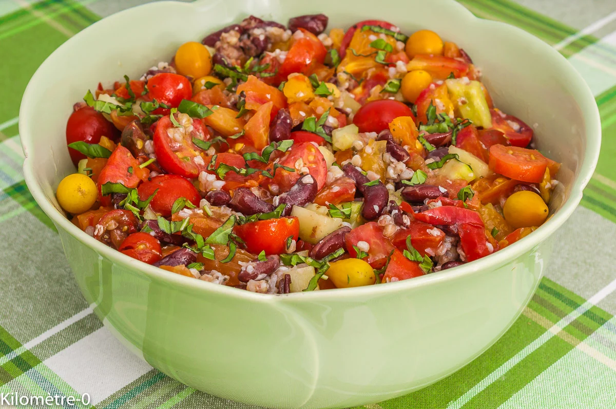 Photo de recette de salade, salade composée, entrée, salade complète, haricots rouges, légumineuses, céréales, sarrasin, tomates, concombre, bio, facile, healthy, léger, Kilomètre-0, blog de cuisine réalisée à partir de produits de saison et issus de circuits courts