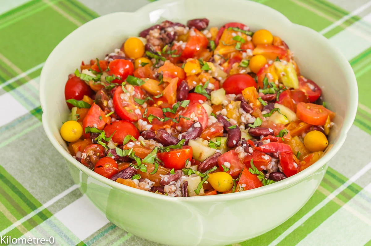 Photo de recette de salade, salade composée, entrée, salade complète, haricots rouges, légumineuses, céréales, sarrasin, tomates, concombre, bio, facile, healthy, léger, Kilomètre-0, blog de cuisine réalisée à partir de produits de saison et issus de circuits courts
