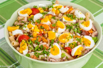 Salade de pâtes aux haricots blancs, sardines, œufs et légumes : étape 8 — Levez les filets de sardines, enlevez les arêtes…