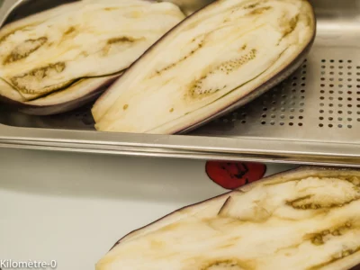Aubergines farcies aux sardines et à la semoule : étape 1 — Lavez les aubergines et coupez-les en deux dans le sens de la…