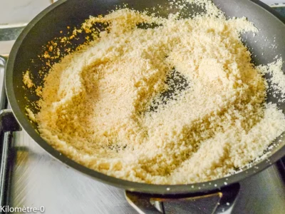 Financier salé aux poires et au bleu : étape 1 — Faites chauffer dans une poêle la poudre d'amandes pour la torréfier.