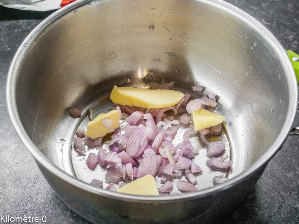 Oeuf dans un nid de pâtes sur un lit d&rsquo;épinards - Étape 1