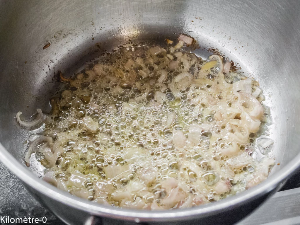 Oeuf dans un nid de pâtes sur un lit d&rsquo;épinards - Étape 2