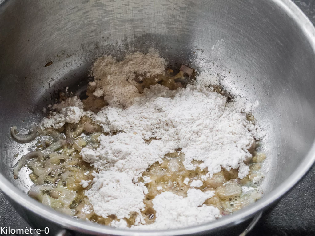 Oeuf dans un nid de pâtes sur un lit d&rsquo;épinards - Étape 3