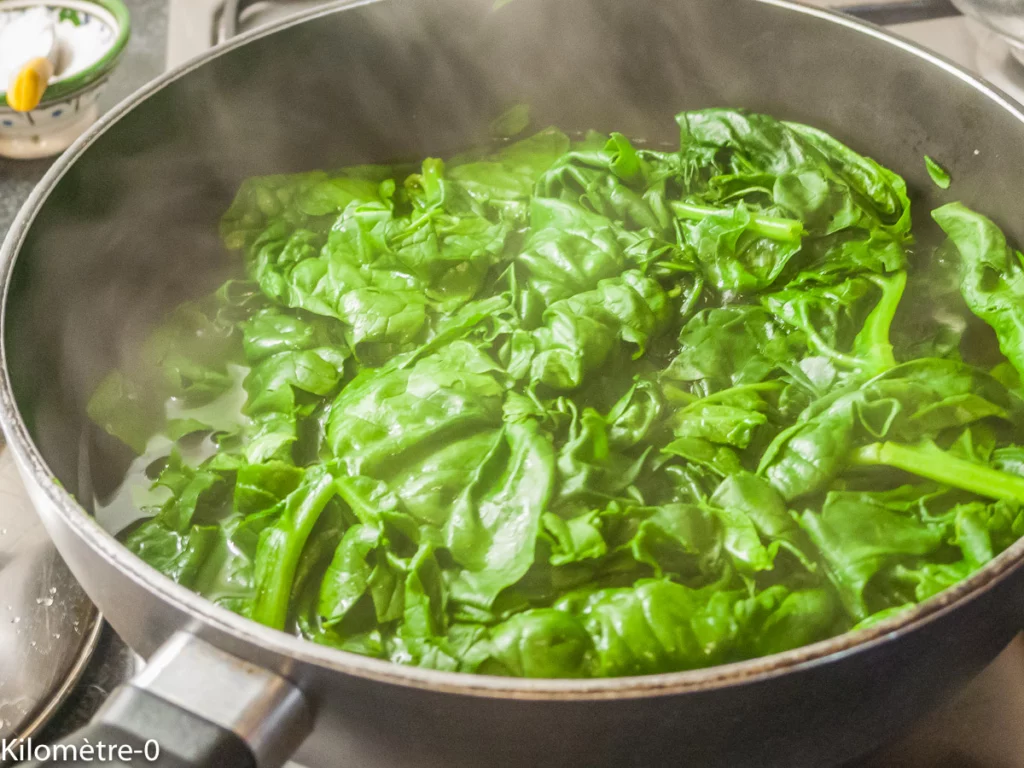 Oeuf dans un nid de pâtes sur un lit d&rsquo;épinards - Étape 6