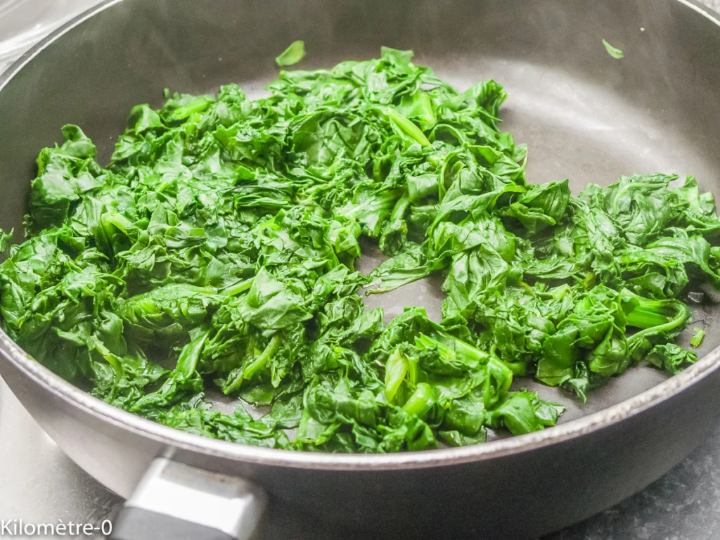 Oeuf dans un nid de pâtes sur un lit d&rsquo;épinards - Étape 7