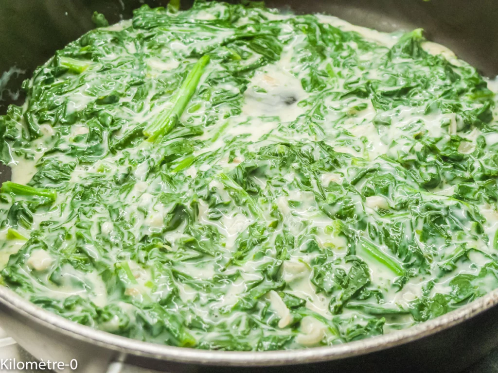 Oeuf dans un nid de pâtes sur un lit d&rsquo;épinards - Étape 8