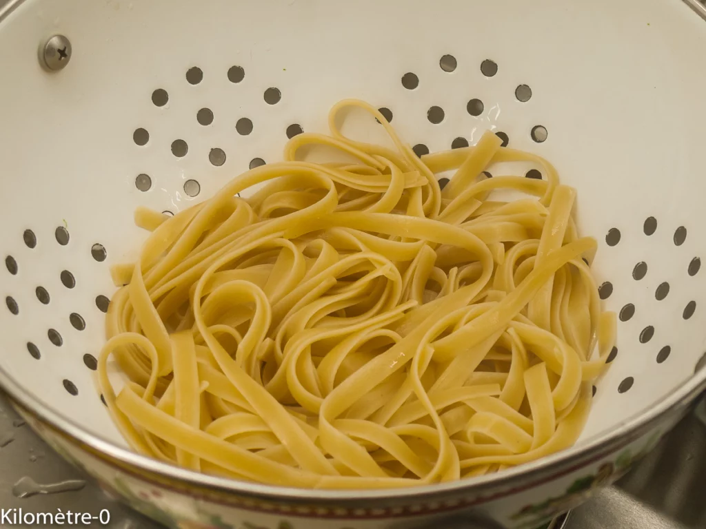 Oeuf dans un nid de pâtes sur un lit d&rsquo;épinards - Étape 10
