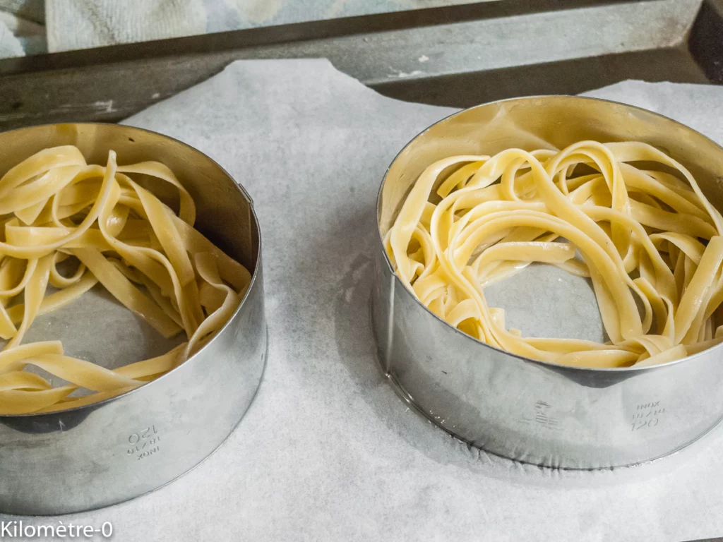Oeuf dans un nid de pâtes sur un lit d&rsquo;épinards - Étape 12