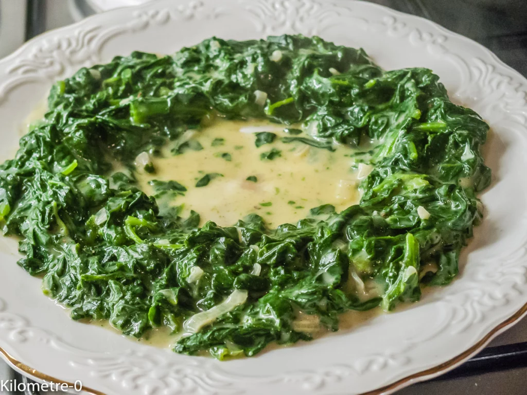 Oeuf dans un nid de pâtes sur un lit d&rsquo;épinards - Étape 15