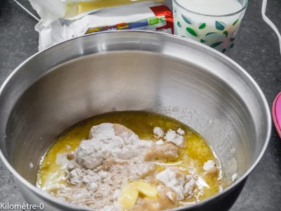 Michon aux pommes : étape 5 — Battez les œufs avec 50 g de sucre vanillé puis ajoutez le reste de beurre fondu puis la…