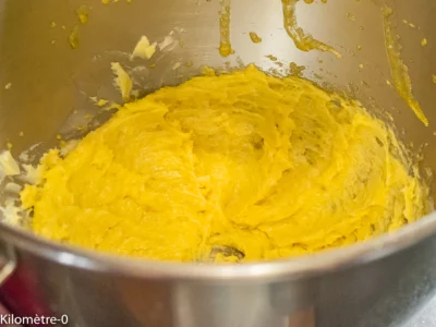Sablés bretons au sel de Guérande : étape 3 — Battez au fouet les jaunes d'oeufs avec le sucre.