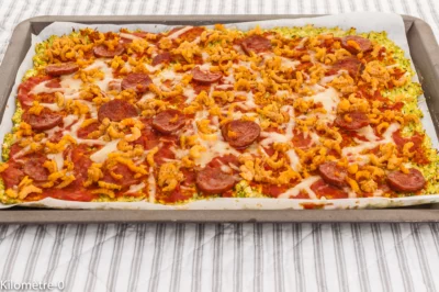 Photo de recette anti inflammatoire, pizza, légumes, chou romanesco, chorizo, sans pâte, sans gluten,  crevettes grises, fromage, pizza sans pâte Kilomètre-0, blog de cuisine réalisée à partir de produits de saison et issus de circuits courts