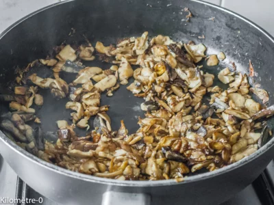 Potimarron farci aux cèpes et aux châtaignes : étape 2 — Faites-les cuire à l'étouffée avec du sel.