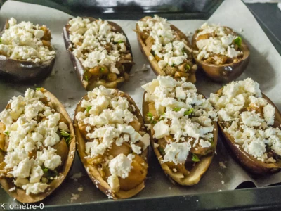 Aubergines farcies aux poires : étape 10 — Parsemez de fêta ou fromage de brebis grossièrement émietté.