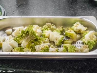 Saint jacques et crevettes au chou romanesco : étape 2 — Mettez-les dans un plat pour cuit vapeur ou four vapeur.