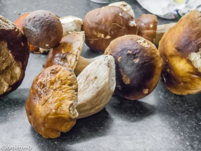 Pintade aux brocolis et cèpes : étape 2 — Avec une brosse, nettoyez rapidement les cèpes.