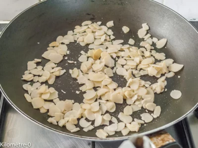 Gratin de de fenouil aux poires et au bleu : étape 7 — Grillez à sec les amandes.