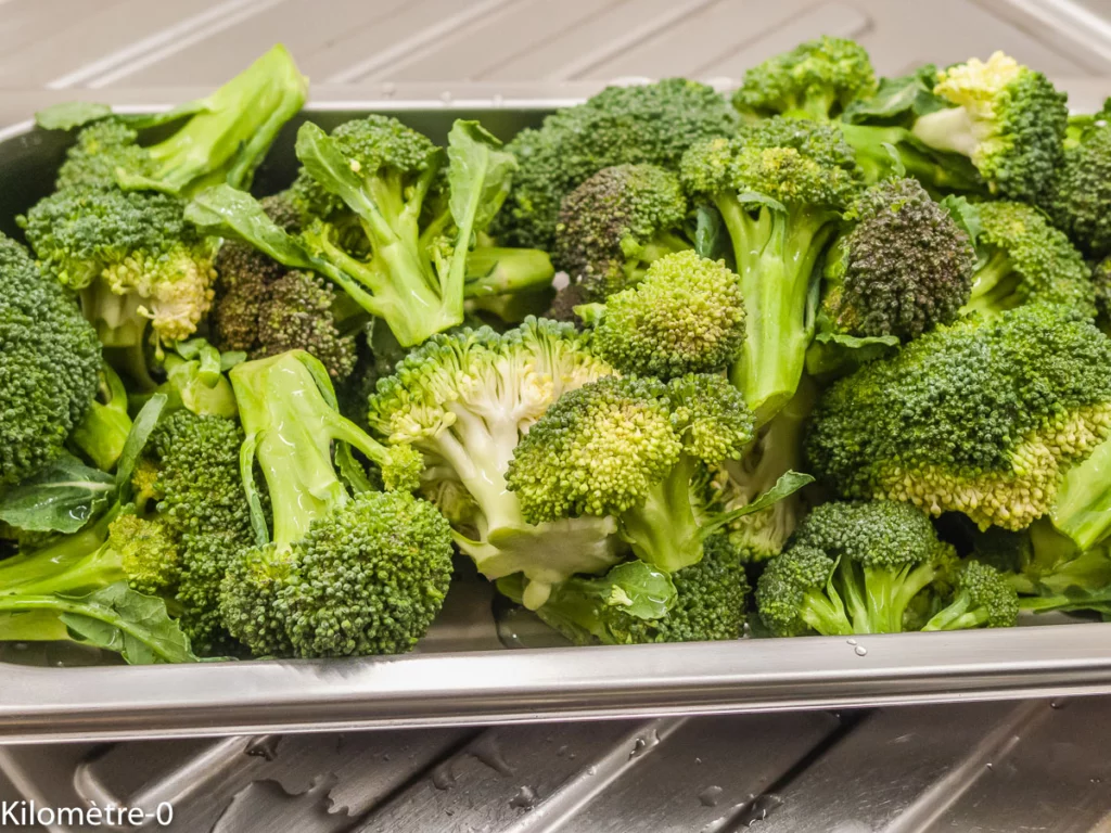 Salade de brocolis, maquereau et grenade - Étape 1