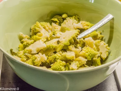 Salade de choux aux sardines et pois chiches : étape 5 — Versez dans le premier saladier les choux et mélangez pour qu'ils…