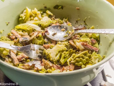 Salade de choux aux sardines et pois chiches : étape 7 — Ajoutez-les sur les choux et mélangez.